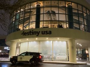 1 man cut, taken to hospital after fight in Destiny USA food court